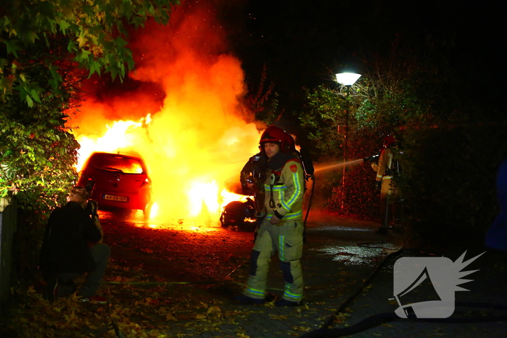 Twee voertuigen door brand verwoest op parkeerplaats