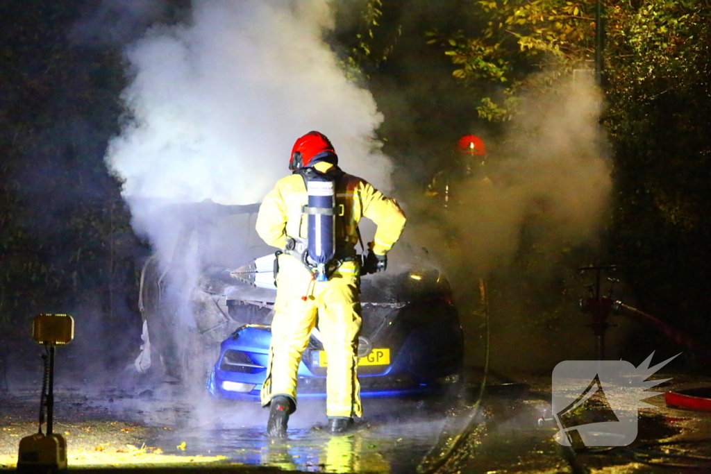 Twee voertuigen door brand verwoest op parkeerplaats