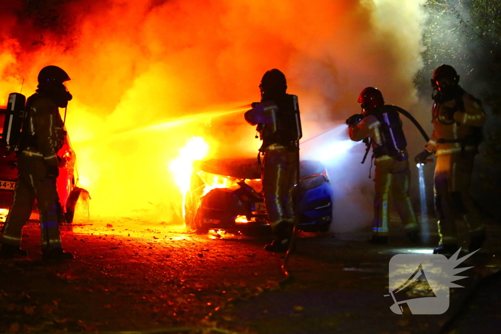 Twee voertuigen door brand verwoest op parkeerplaats