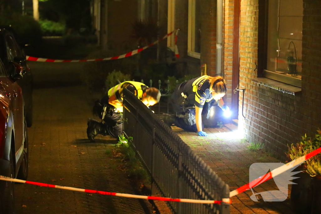 Gat in voordeur door explosie