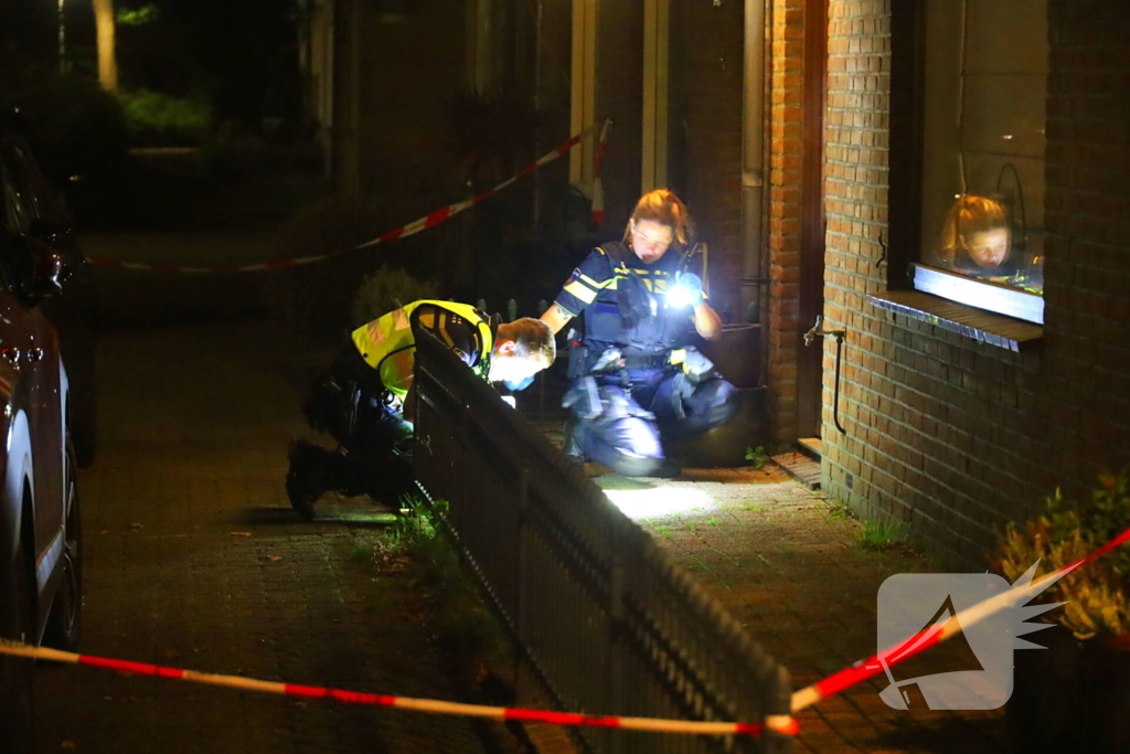 Gat in voordeur door explosie