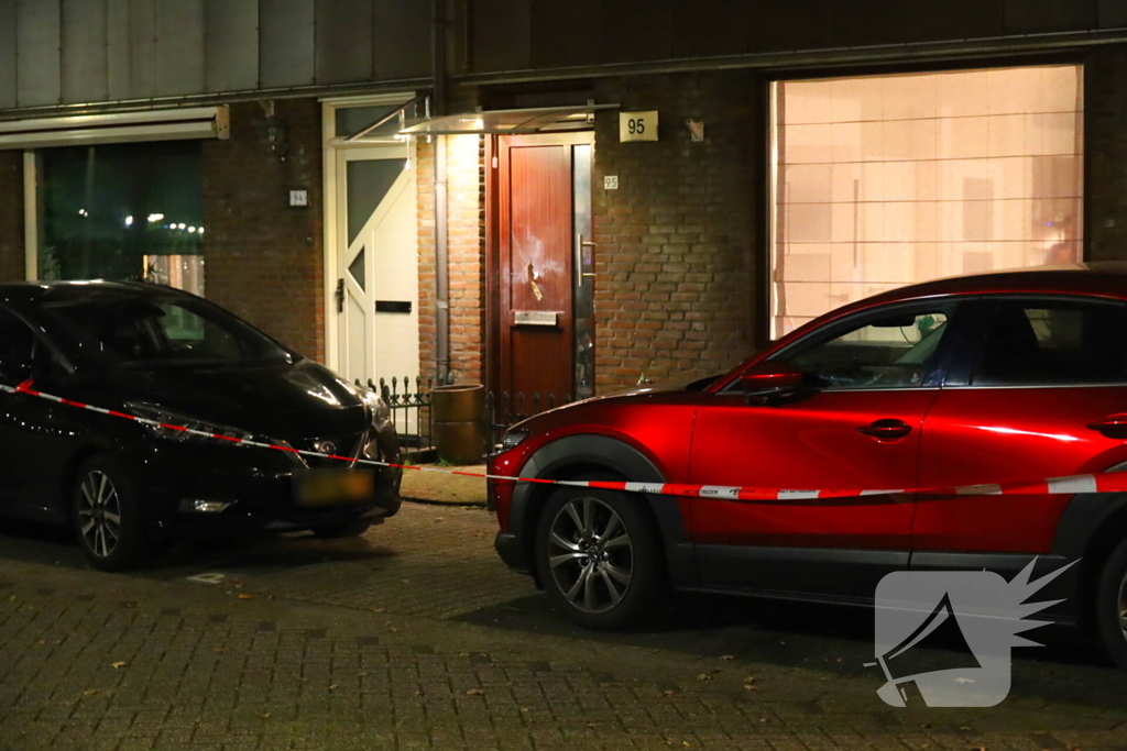 Gat in voordeur door explosie