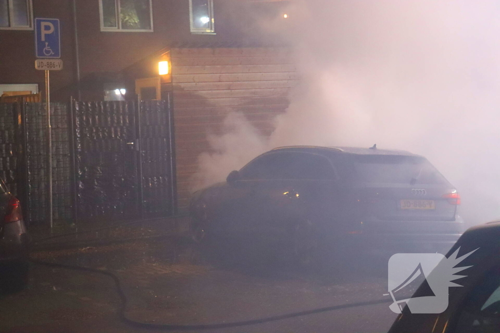 Geparkeerde personenauto totaal verwoest door brand