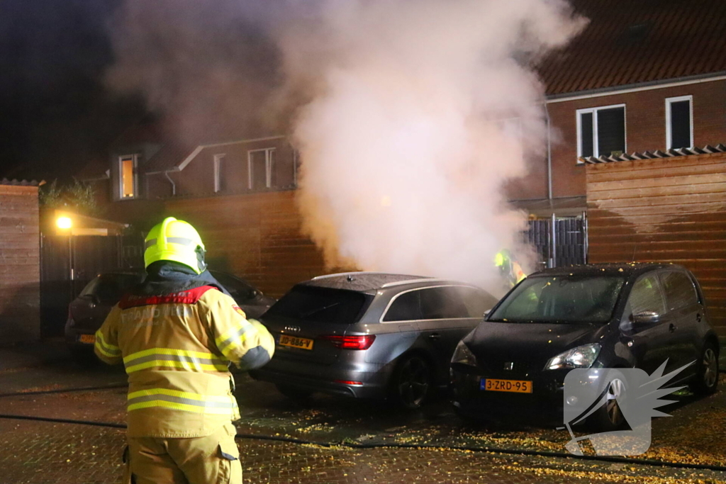 Geparkeerde personenauto totaal verwoest door brand