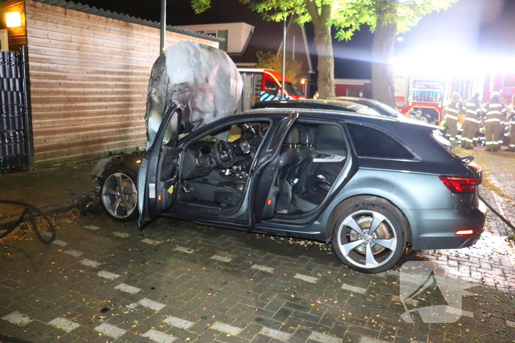 Geparkeerde personenauto totaal verwoest door brand