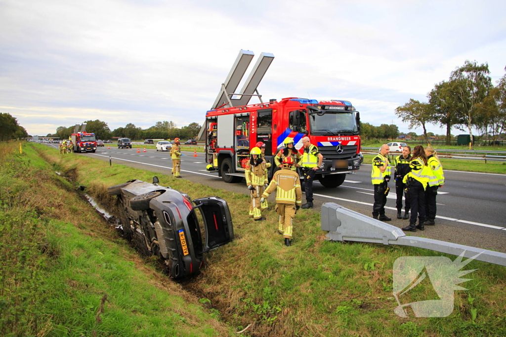 Personenauto belandt op de zijkant in sloot