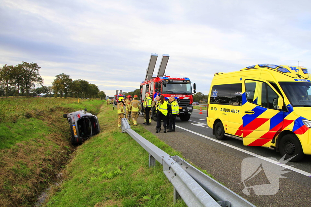 Personenauto belandt op de zijkant in sloot