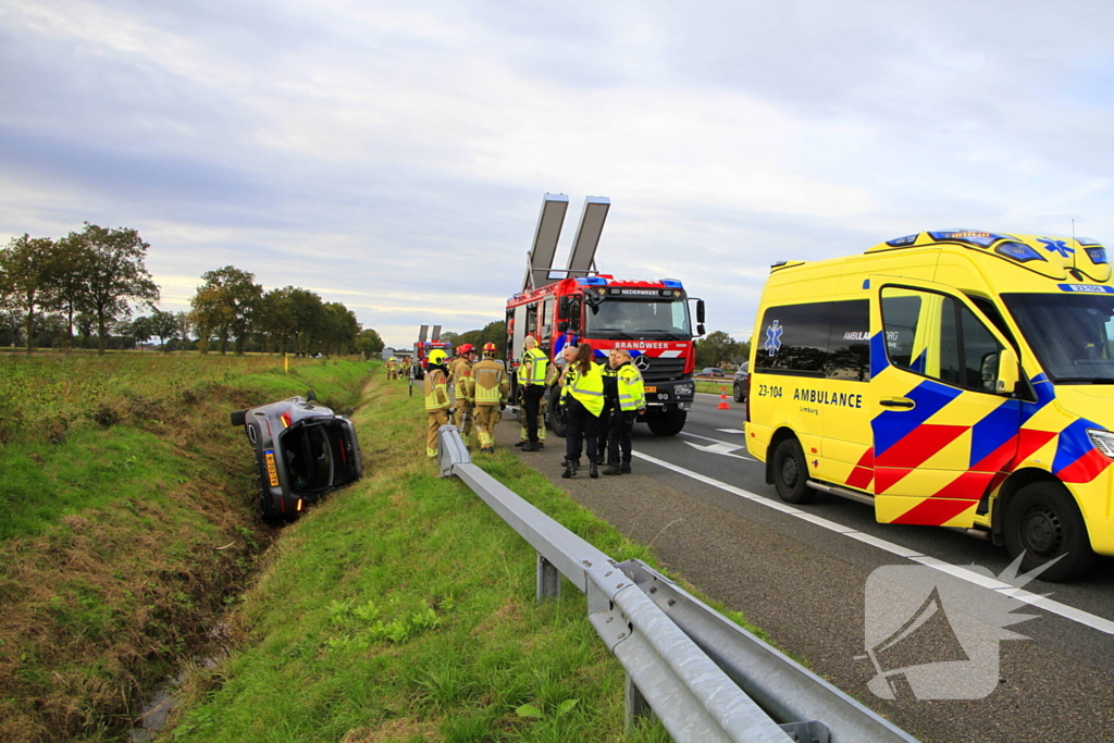 Personenauto belandt op de zijkant in sloot