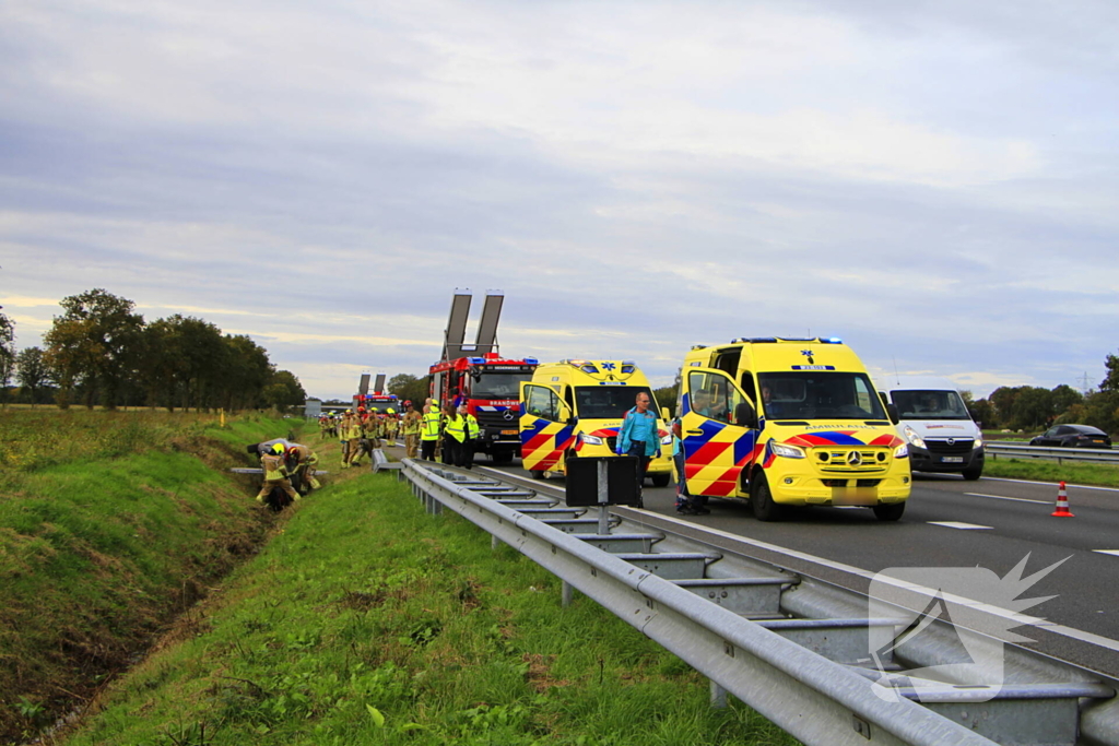 Personenauto belandt op de zijkant in sloot