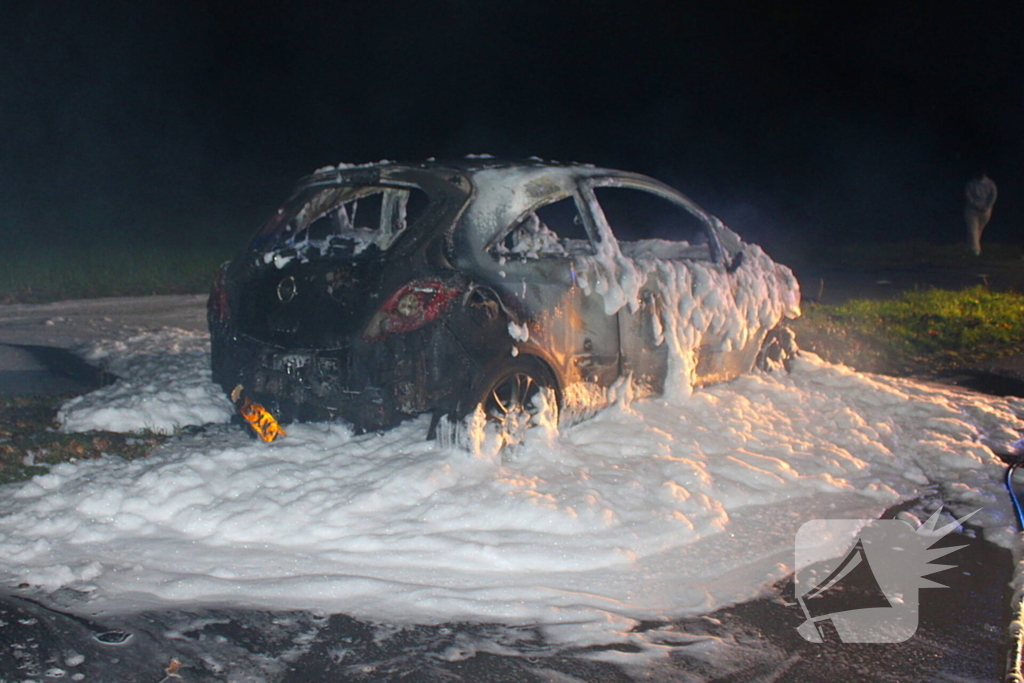 Brand onder motorkap van auto tijdens het rijden