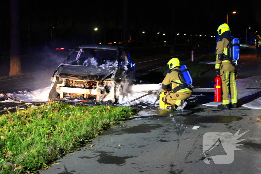 Brand onder motorkap van auto tijdens het rijden