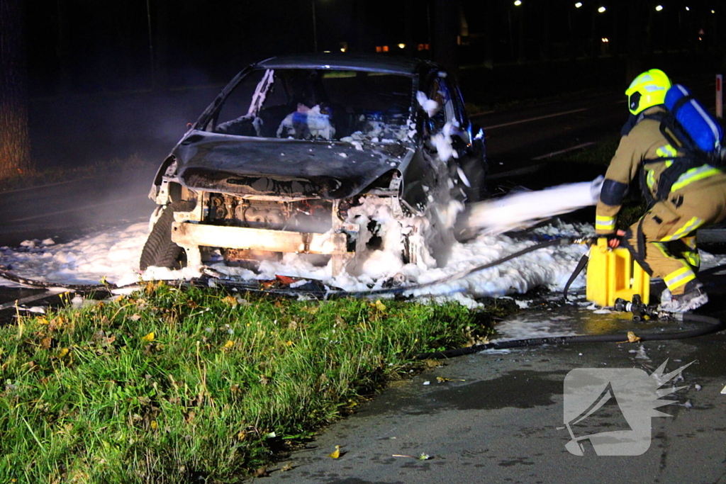 Brand onder motorkap van auto tijdens het rijden