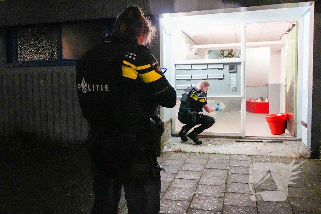 Politie doet onderzoek naar explosie bij portiek