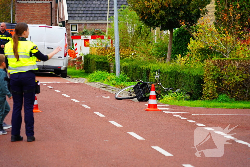 Fietser zwaargewond naar aanrijding met bestelbus