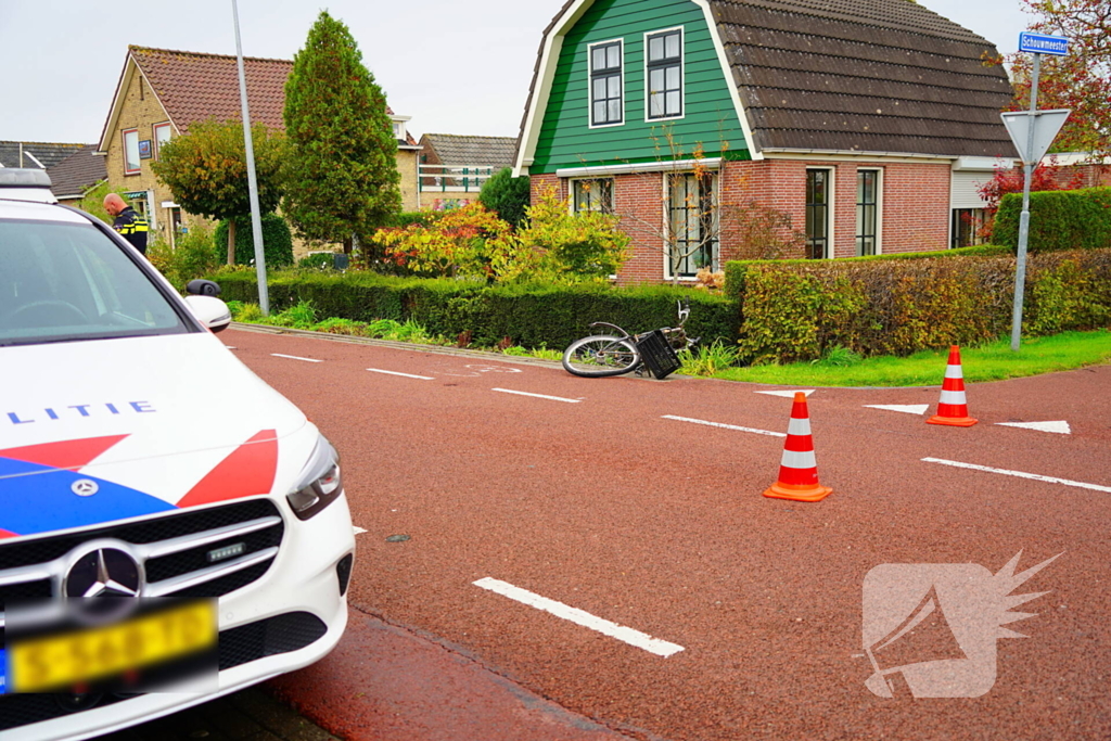 Fietser zwaargewond naar aanrijding met bestelbus