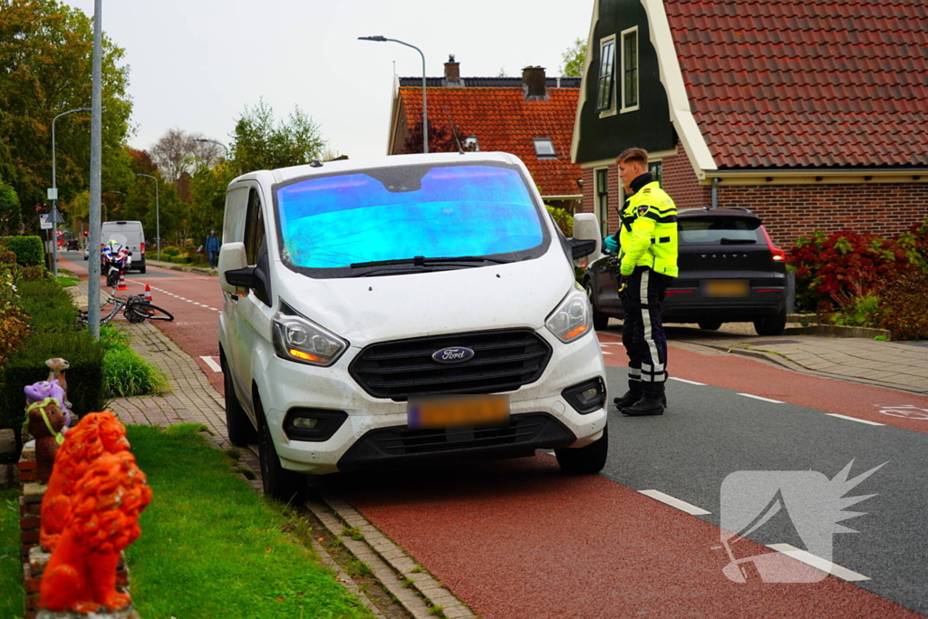 Fietser zwaargewond naar aanrijding met bestelbus