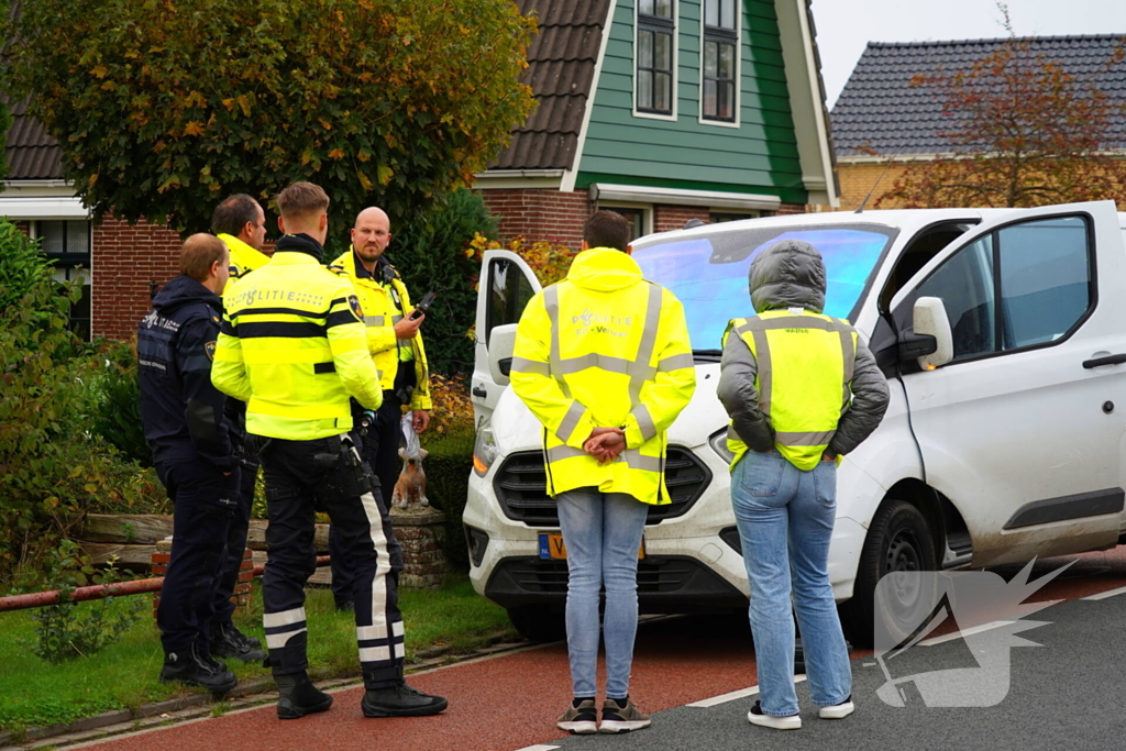 Fietser zwaargewond naar aanrijding met bestelbus