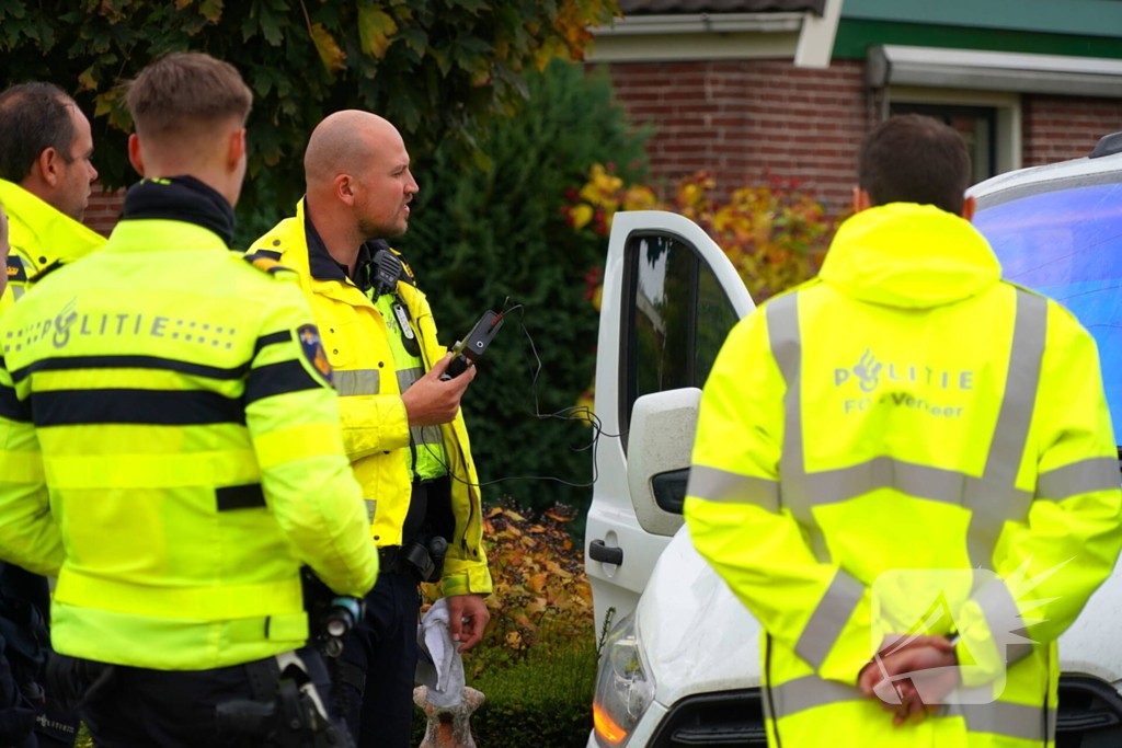 Fietser zwaargewond naar aanrijding met bestelbus