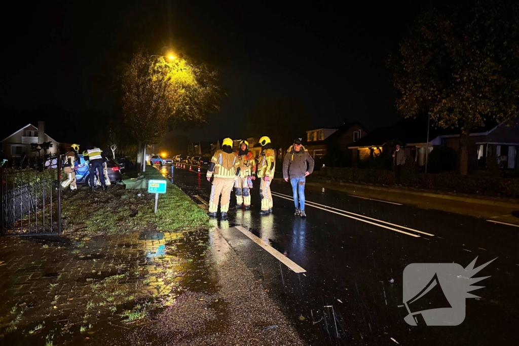 Personenauto ramt geparkeerde auto en belandt in voortuin