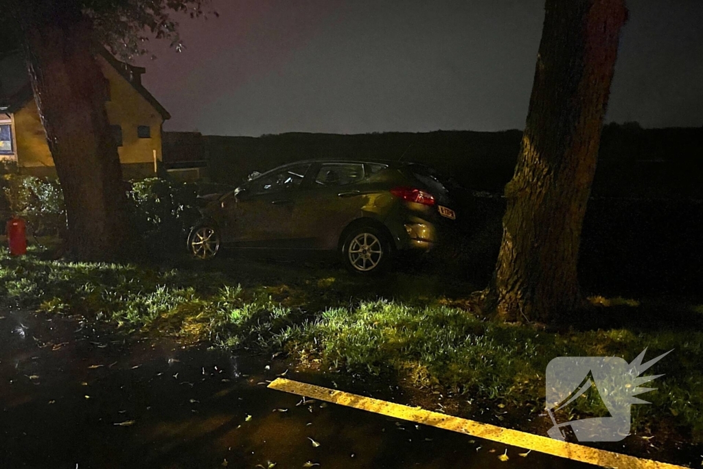 Personenauto ramt geparkeerde auto en belandt in voortuin