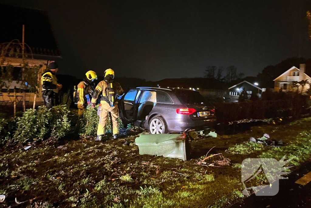 Personenauto ramt geparkeerde auto en belandt in voortuin