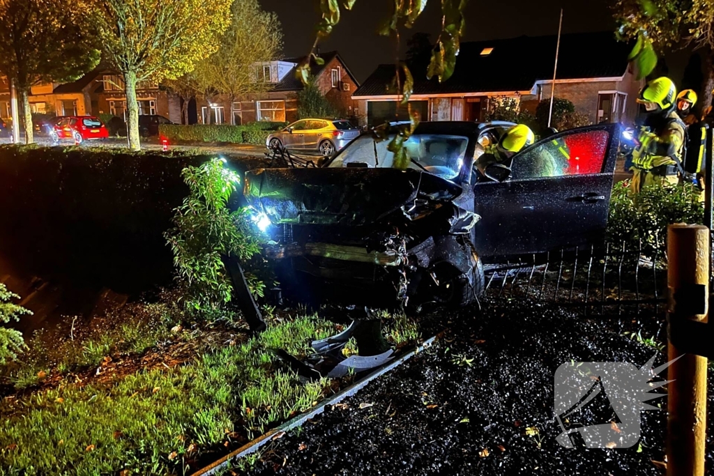 Personenauto ramt geparkeerde auto en belandt in voortuin