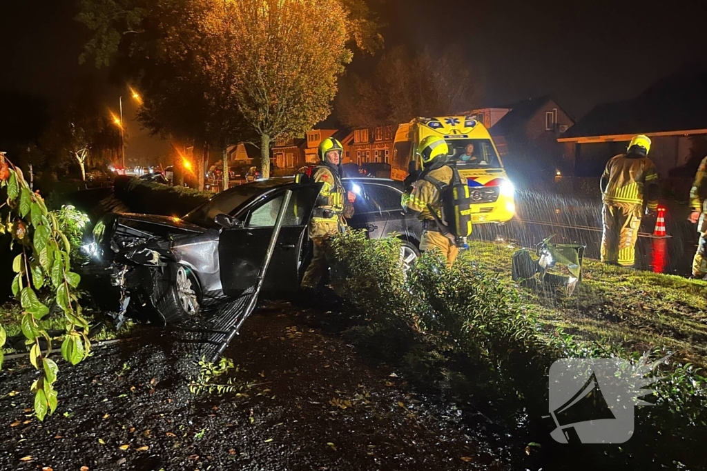 Personenauto ramt geparkeerde auto en belandt in voortuin