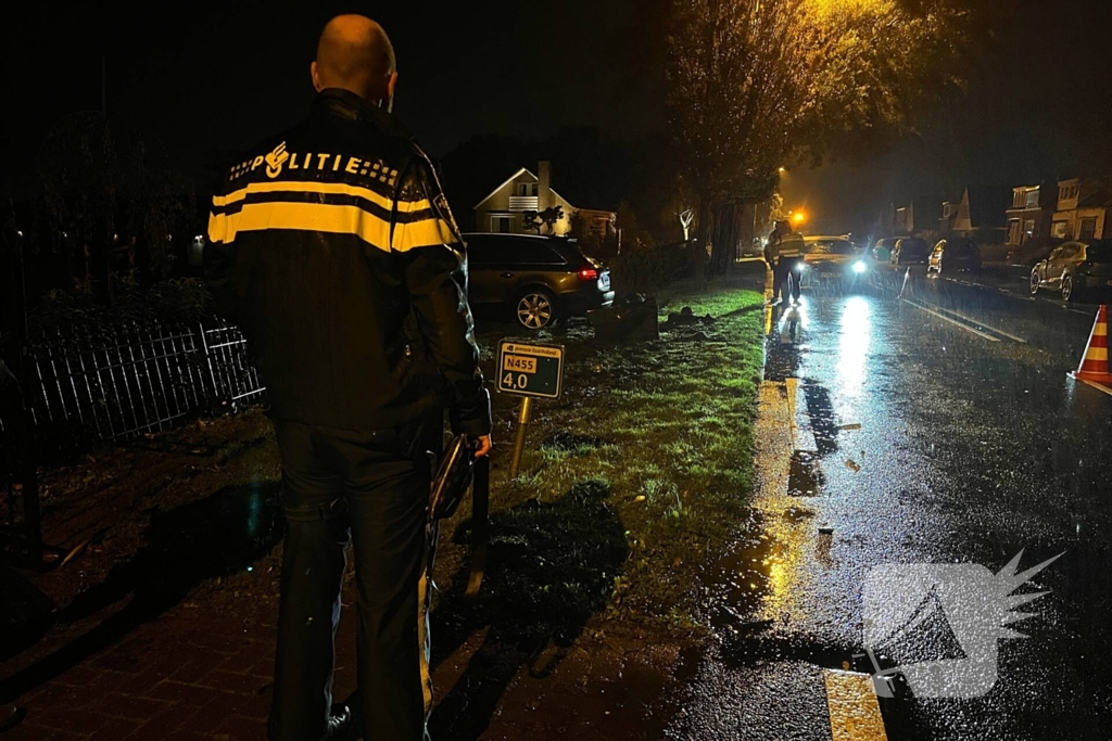 Personenauto ramt geparkeerde auto en belandt in voortuin