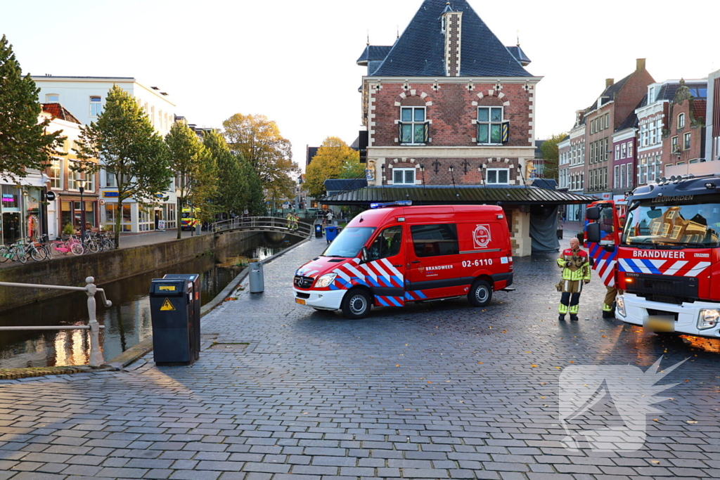 Persoon gered na val in het water