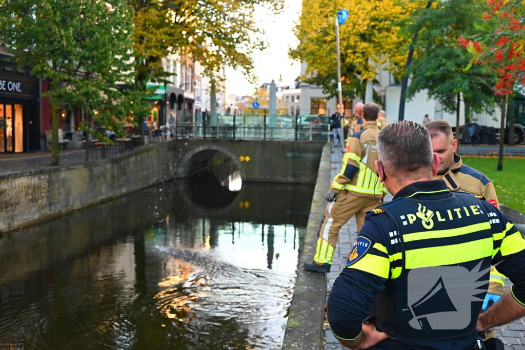 Persoon gered na val in het water