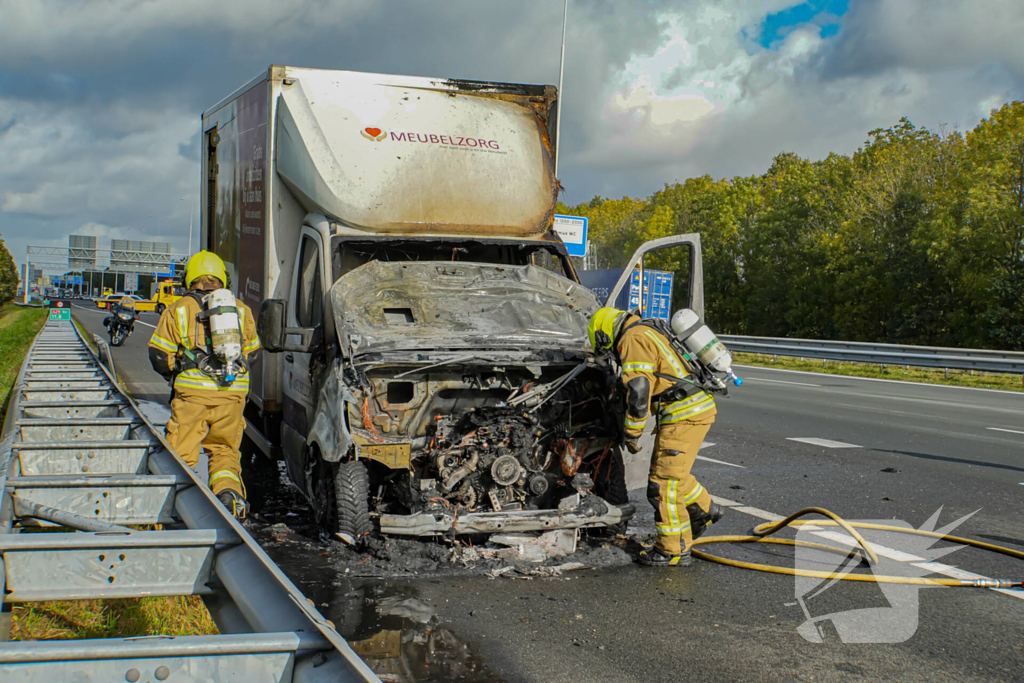 Cabine van meubelbezorger volledig uitgebrand op snelweg