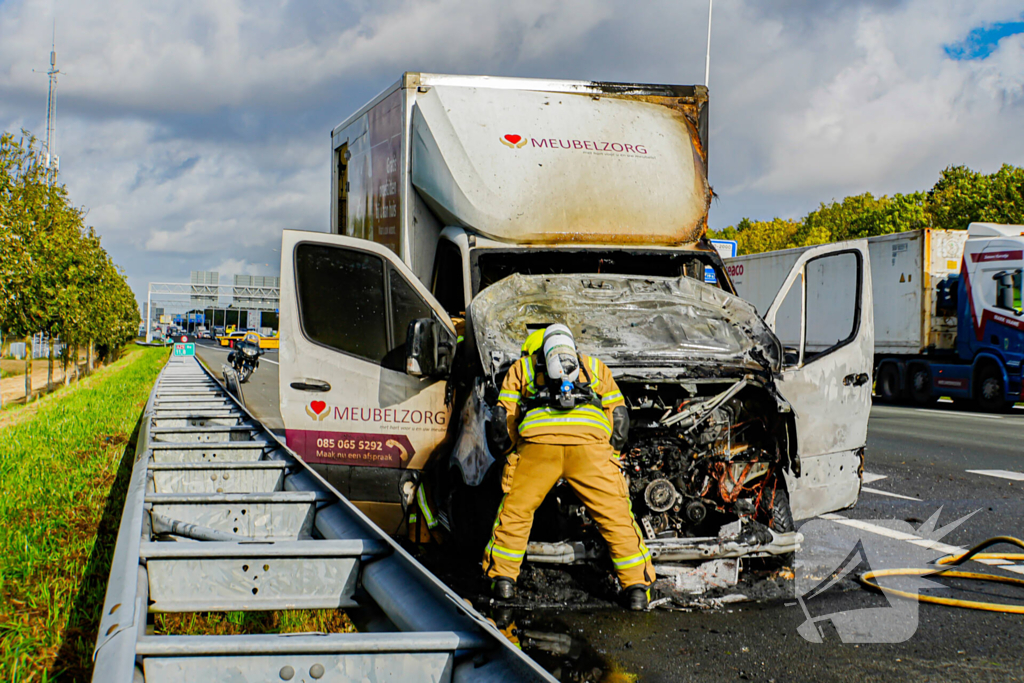 Cabine van meubelbezorger volledig uitgebrand op snelweg