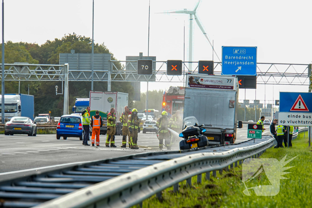 Cabine van meubelbezorger volledig uitgebrand op snelweg