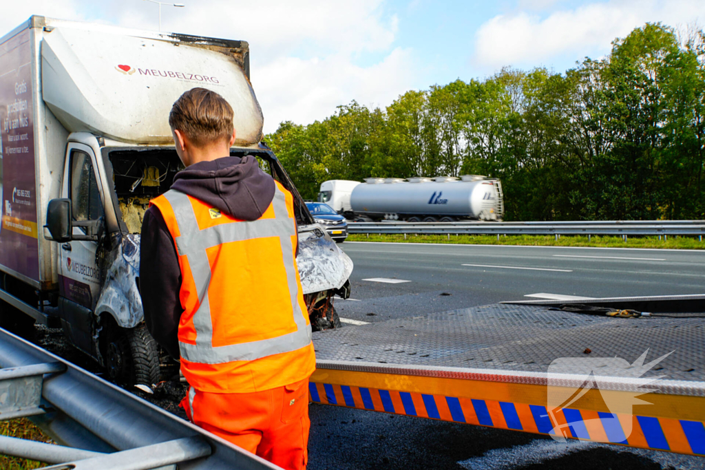 Cabine van meubelbezorger volledig uitgebrand op snelweg