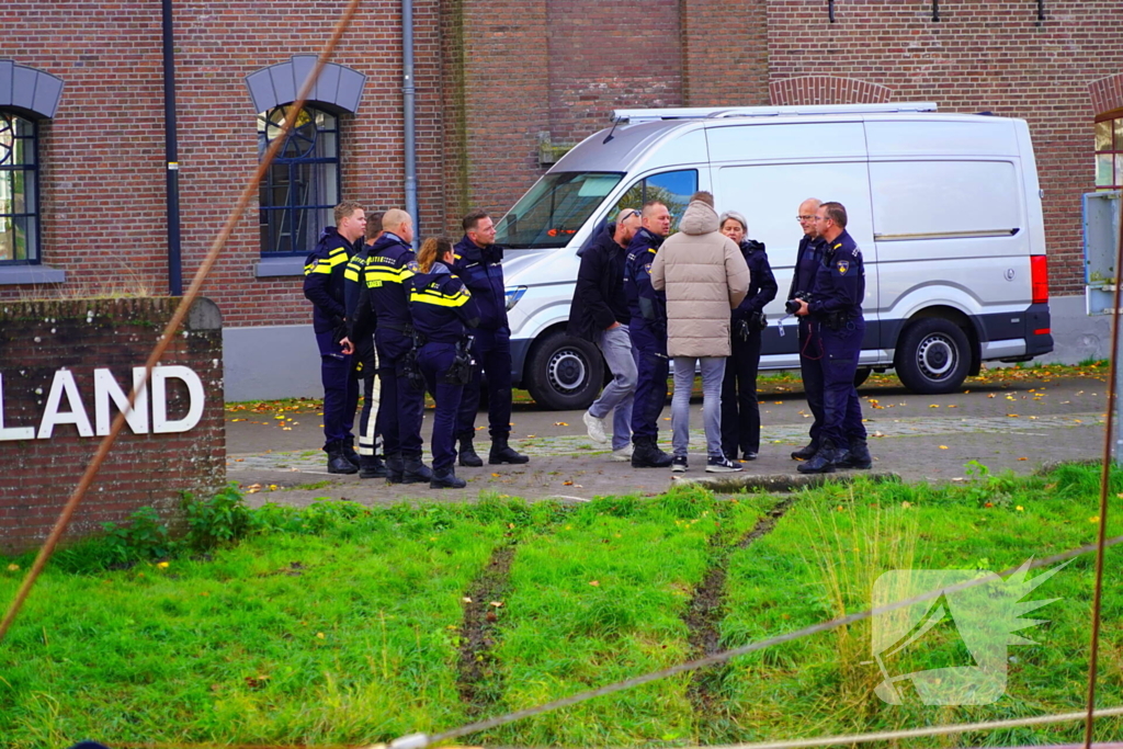 Bandensporen leiden naar overleden persoon in auto onder water