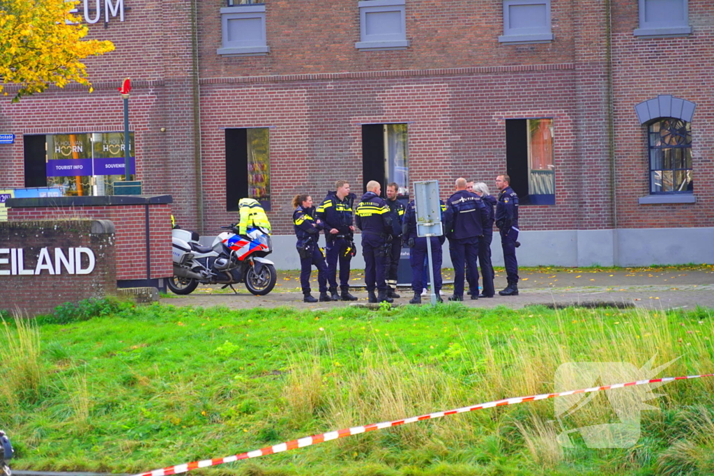 Bandensporen leiden naar overleden persoon in auto onder water