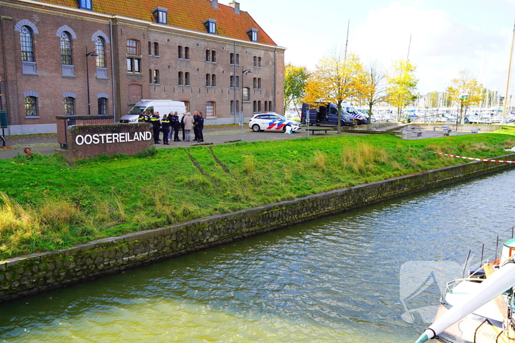 Bandensporen leiden naar overleden persoon in auto onder water