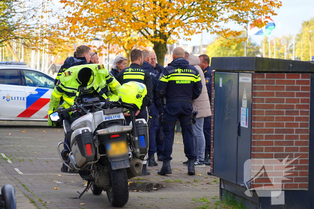 Bandensporen leiden naar overleden persoon in auto onder water