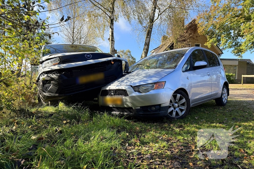 Geparkeerde auto geraakt door botsende voertuigen