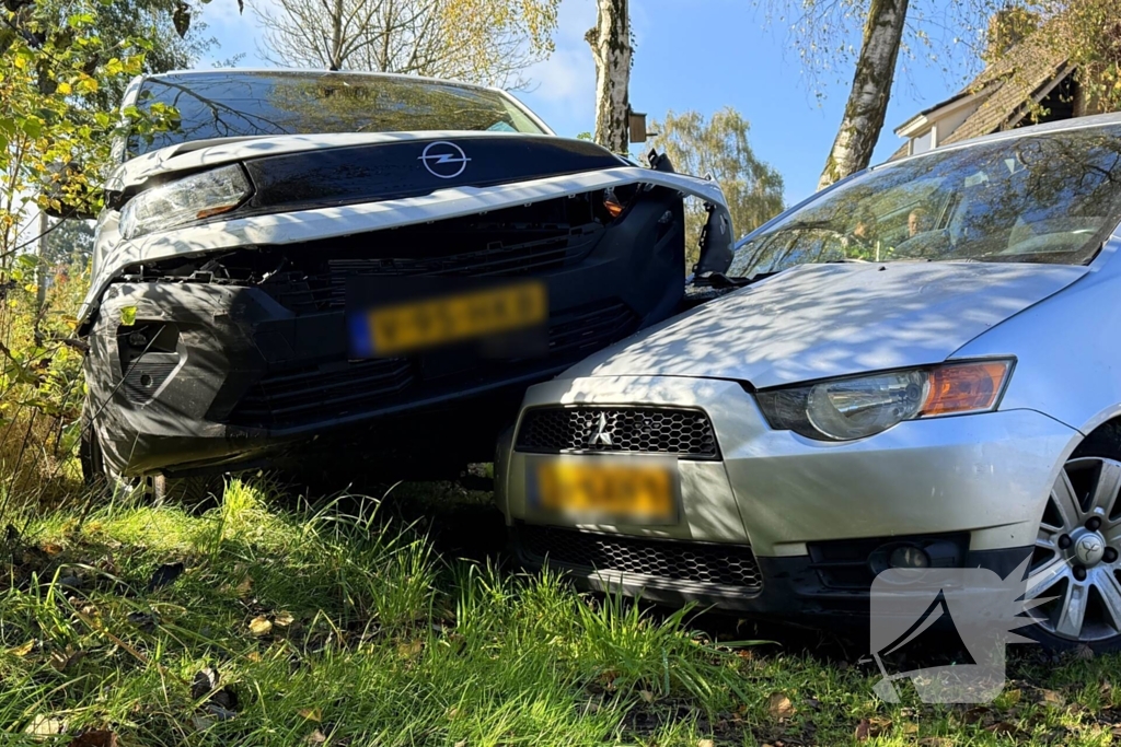 Geparkeerde auto geraakt door botsende voertuigen