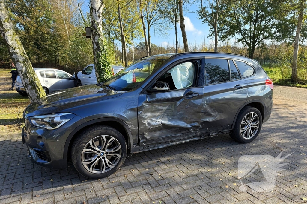 Geparkeerde auto geraakt door botsende voertuigen