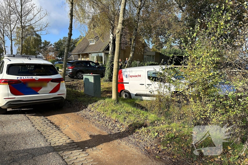 Geparkeerde auto geraakt door botsende voertuigen