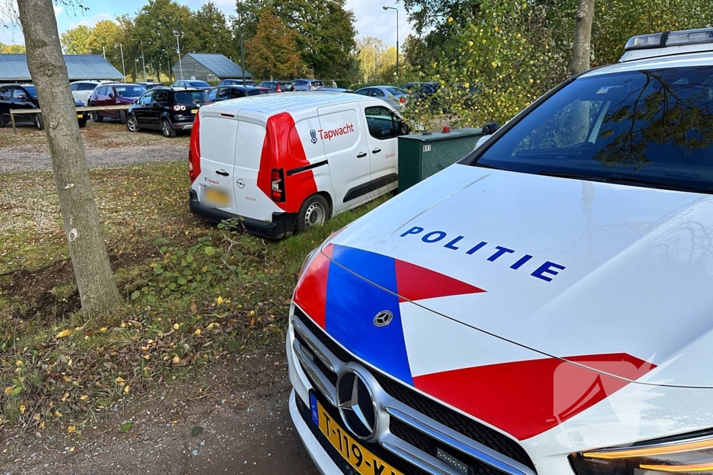 Geparkeerde auto geraakt door botsende voertuigen