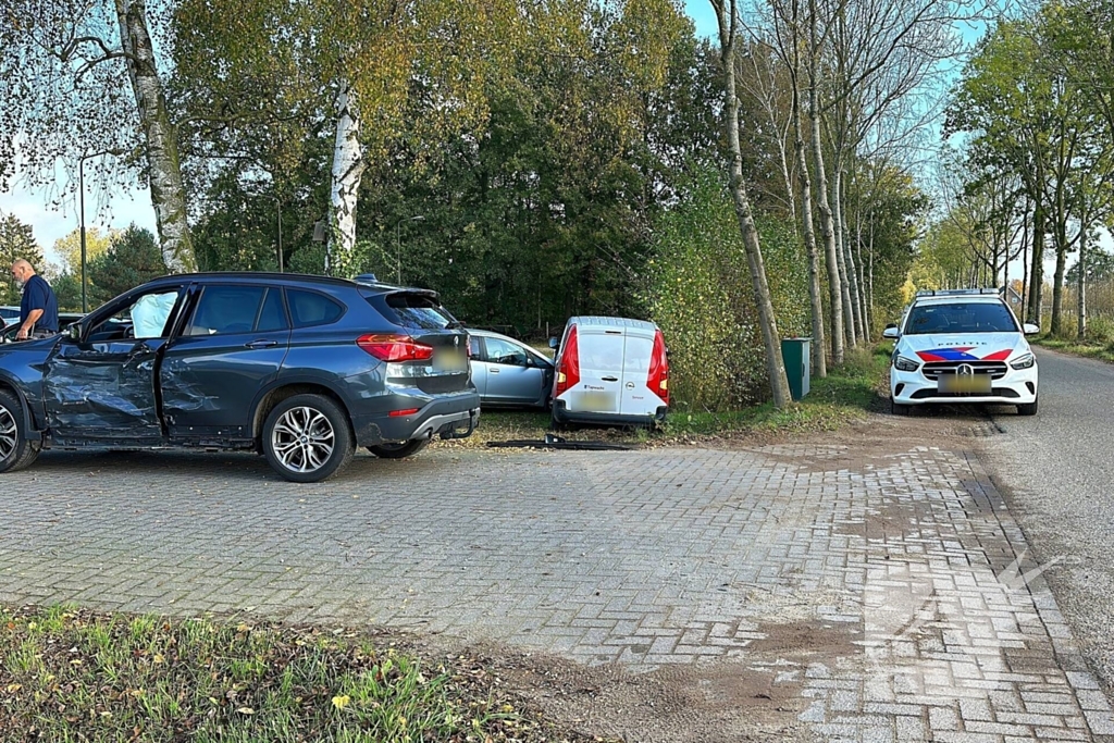 Geparkeerde auto geraakt door botsende voertuigen