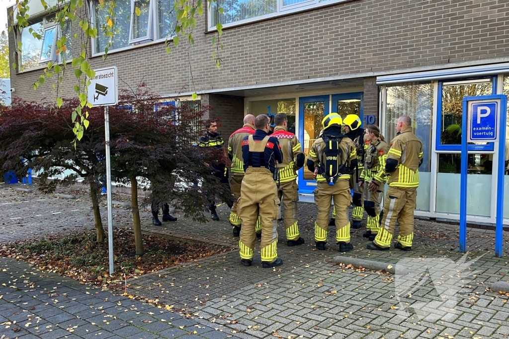 Brandweer verricht metingen in examencentrum