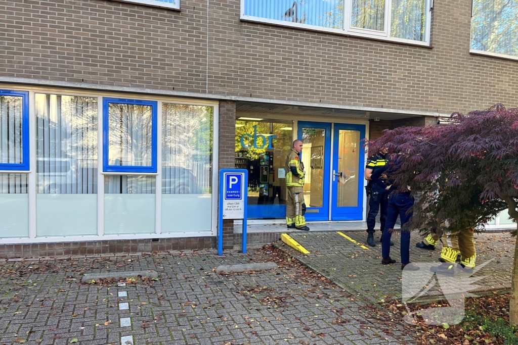 Brandweer verricht metingen in examencentrum