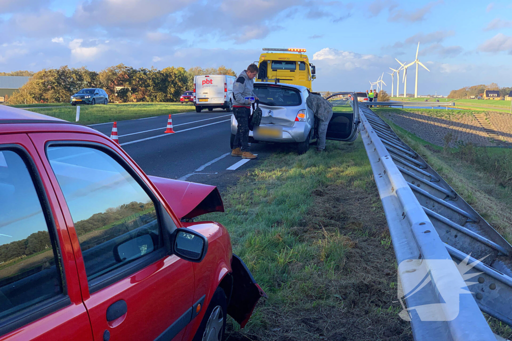 Flinke schade na ongeval tussen drie voertuigen