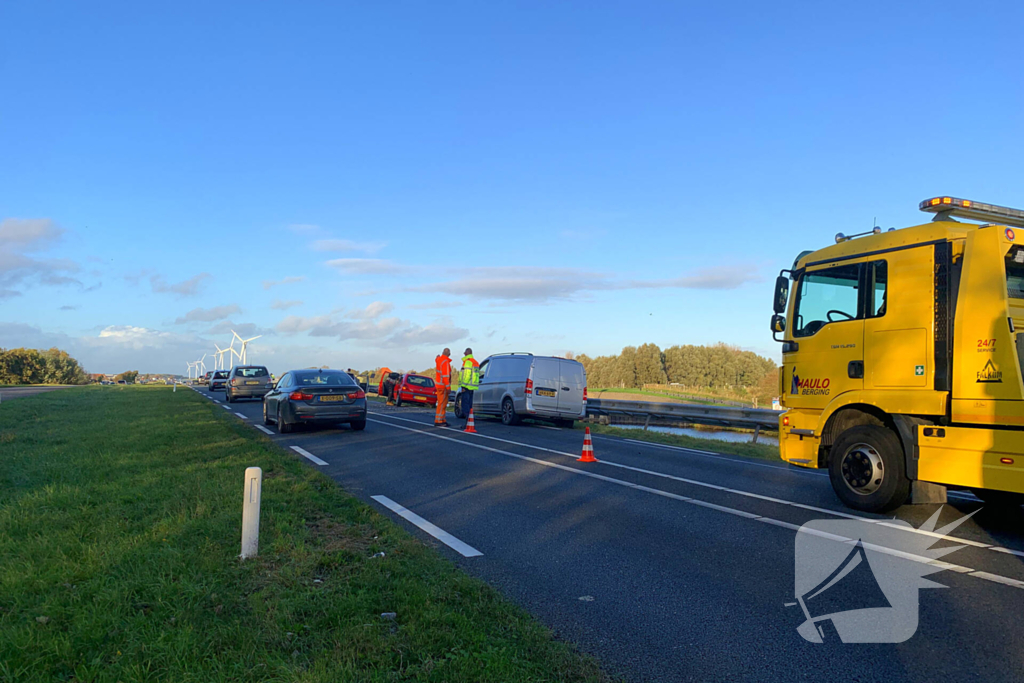 Flinke schade na ongeval tussen drie voertuigen