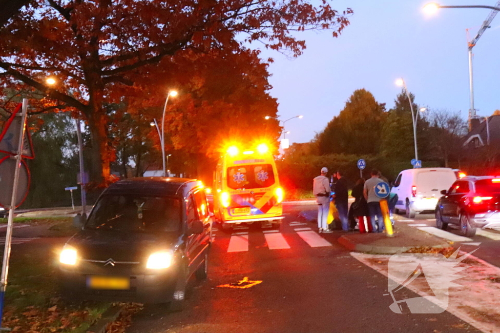 Fietster aangereden door maaltijdbezorger op rotonde