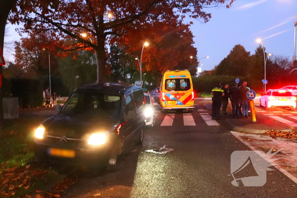 Fietster aangereden door maaltijdbezorger op rotonde